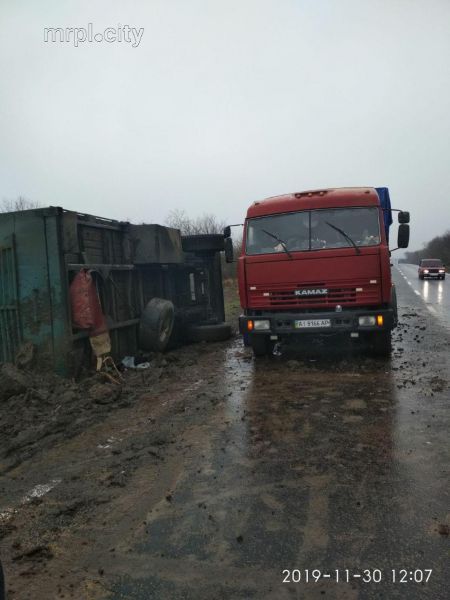 На трассе под Мариуполем перевернулся грузовик с зерном (ФОТО)