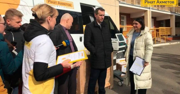 Фонд Рината Ахметова передал МОЗ Украины оборудование для борьбы с коронавирусом