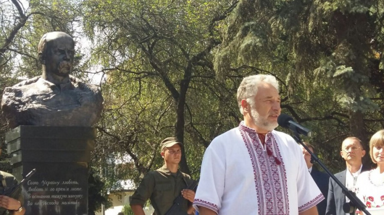На Донбассе на одного Шевченко больше: в Угледаре открыли памятник Кобзарю