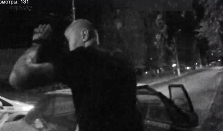 В Мариуполе ночью из Renault сбежали пассажир и водитель, увидев полицию (ВИДЕО) 