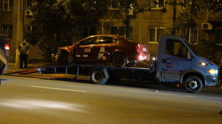 В Мариуполе столкнулись автомобили: пострадавших увезла «скорая» (ФОТО)