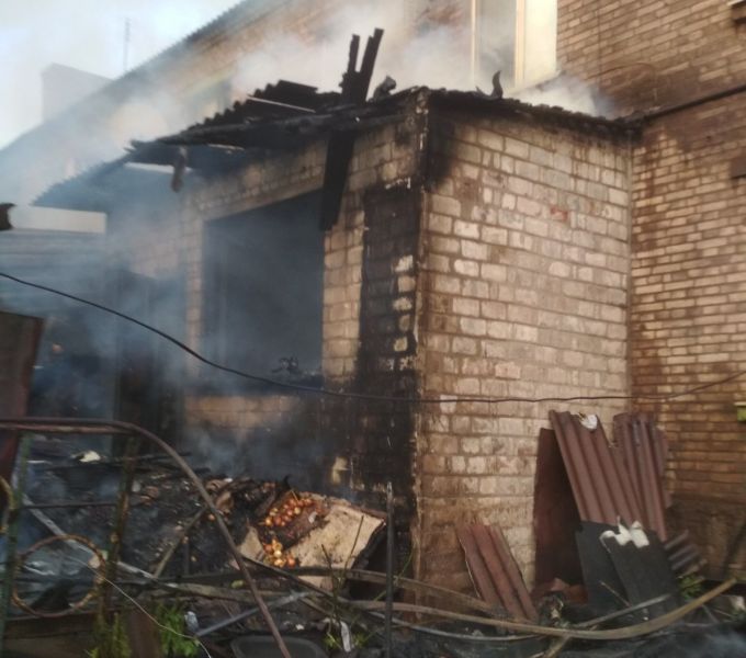 В Мариуполе загорелся гараж: пожар тушили более 20 спасателей (ФОТО+ВИДЕО)