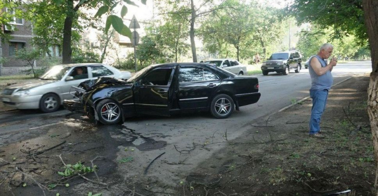 В Мариуполе Mercedes врезался в дерево: водителя забрала «скорая» (ФОТО)