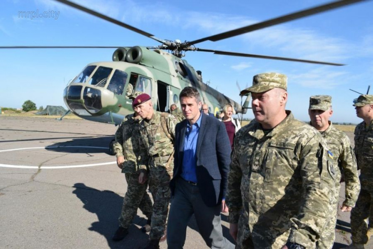 Госсекретарь по вопросам обороны Великобритании посетил передовую на Донбассе (ФОТО)