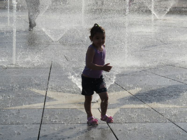 Жара: Мариупольцы массово спасаются от зноя в фонтанах (ФОТО+ВИДЕО)
