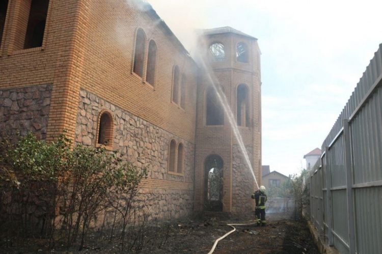 Под Мариуполем полыхает масштабный пожар – огонь подобрался к постройкам (ФОТО)