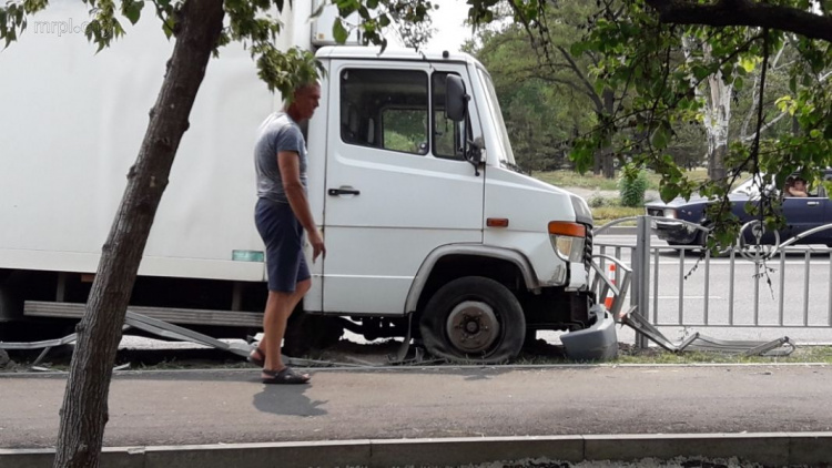 В Мариуполе неуправляемый грузовик влетел в ограждение (ФОТО)