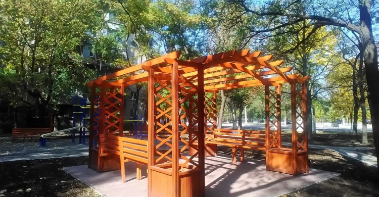 Во дворах Мариуполя появились уютные деревянные беседки (ФОТО)