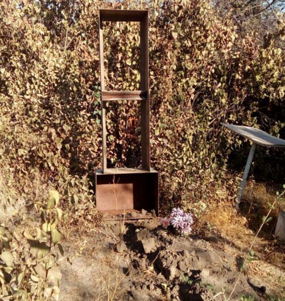 Мариупольцы пустили старые могильные надгробия и ограды на металлолом (ФОТО)