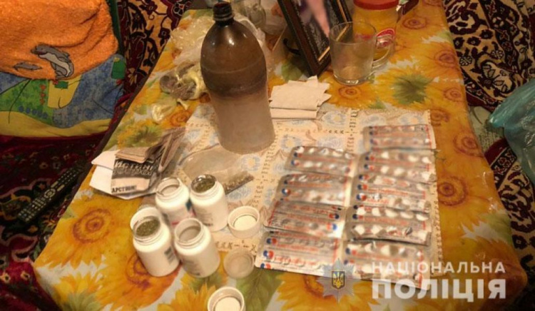 Наркотики на 1,5 млн грн и 11 дилеров: в Мариуполе разоблачили банду (ФОТО)