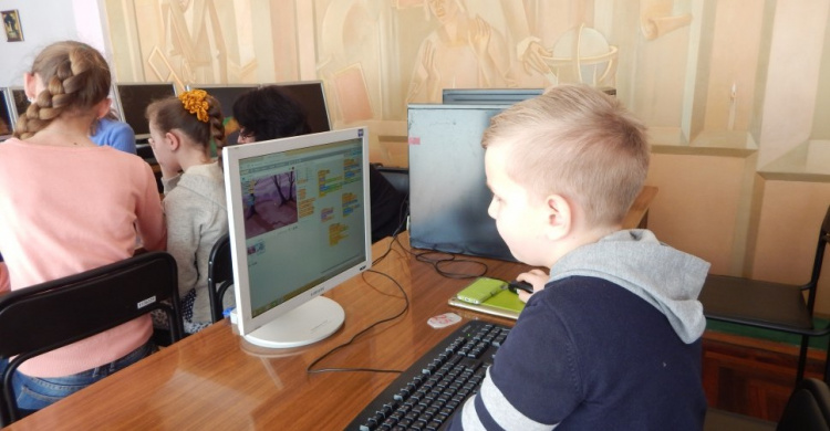 Волонтеры-айтишники в Мариуполе обучают детей программированию (ФОТО)
