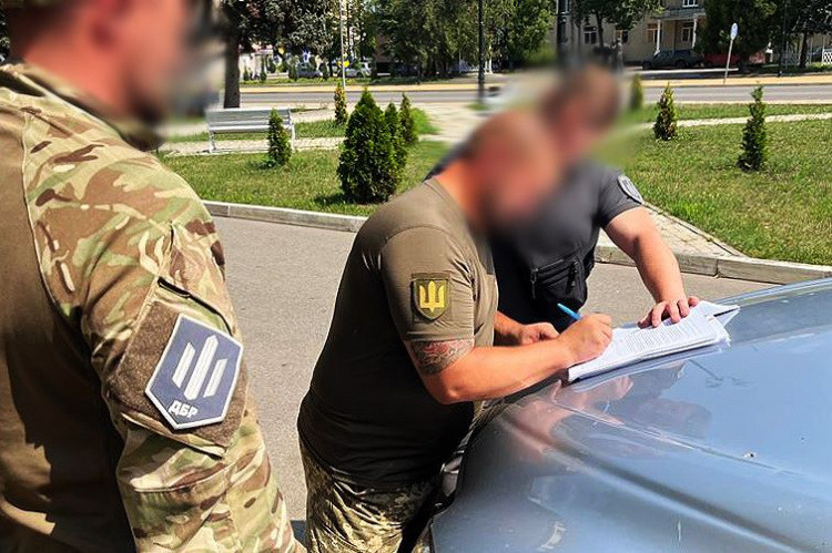 На хабарі викрито воєнкома та працівника поліції на Донеччині