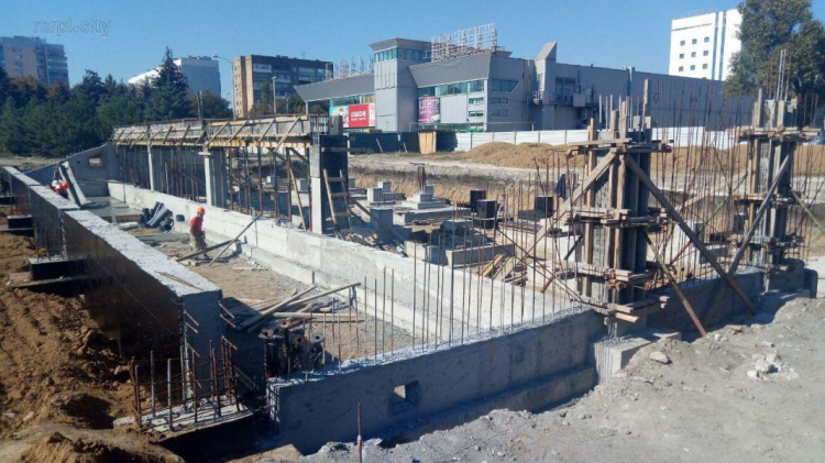 Реконструкция площади Свободы в Мариуполе: что спрятано за железным забором? (ФОТО+ВИДЕО)
