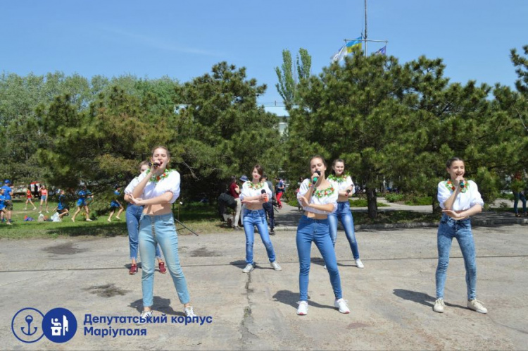 На празднике «Азовского бычка» в Мариуполе ловили рыбу, варили уху и танцевали (ФОТО)