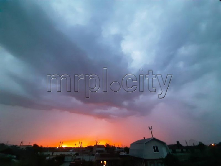 Грозовой закат в Мариуполе (ФОТОФАКТ)