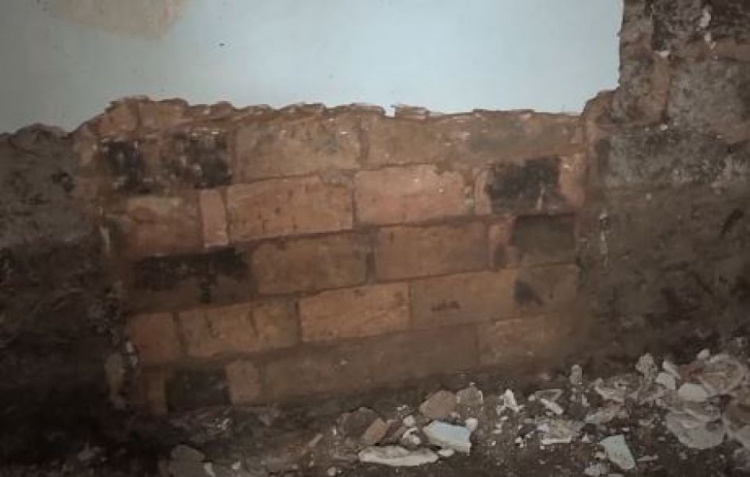В Мариуполе после ливня разрушается жилой дом