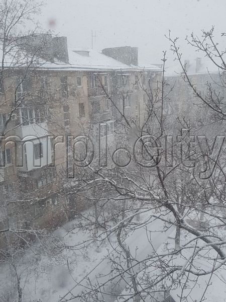 Мариуполь в преддверии 8 марта припорошило весенним снегом