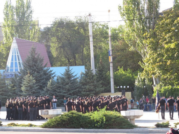 Более ста студентов прошлись маршем под музыку по Мариуполю (ФОТОФАКТ)