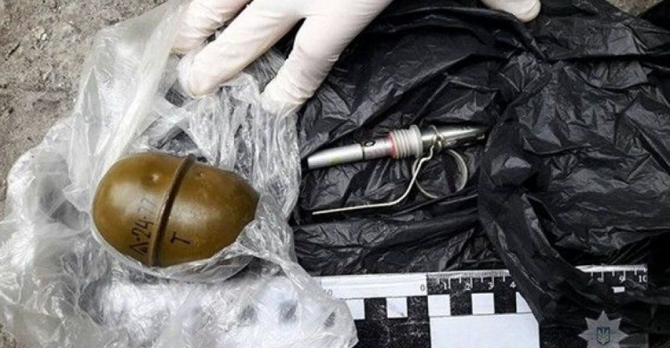 В Мариуполе прохожий обнаружил бандитский пакет с взрывоопасным предметом