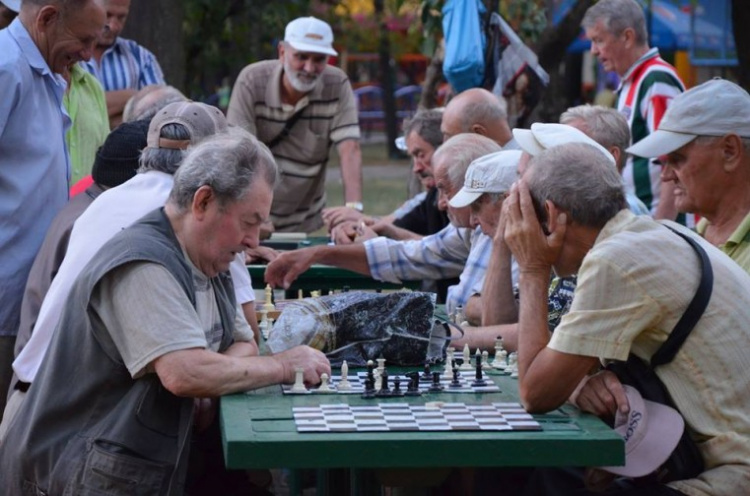 В Театральном сквере Мариуполя обновили шахматную площадку (ФОТО)