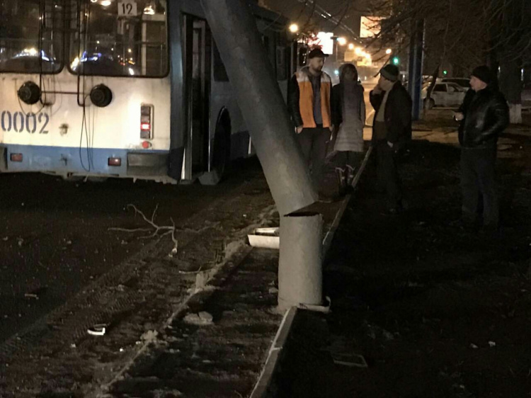 На проспекте Мира столб может в любую минуту упасть на проезжающие автомобили