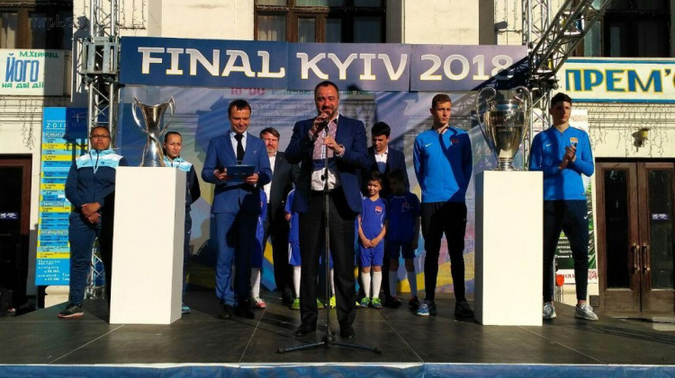 Мариупольцы выстроились в очередь, чтобы сделать фото с кубками Лиги чемпионов УЕФА (ФОТО)