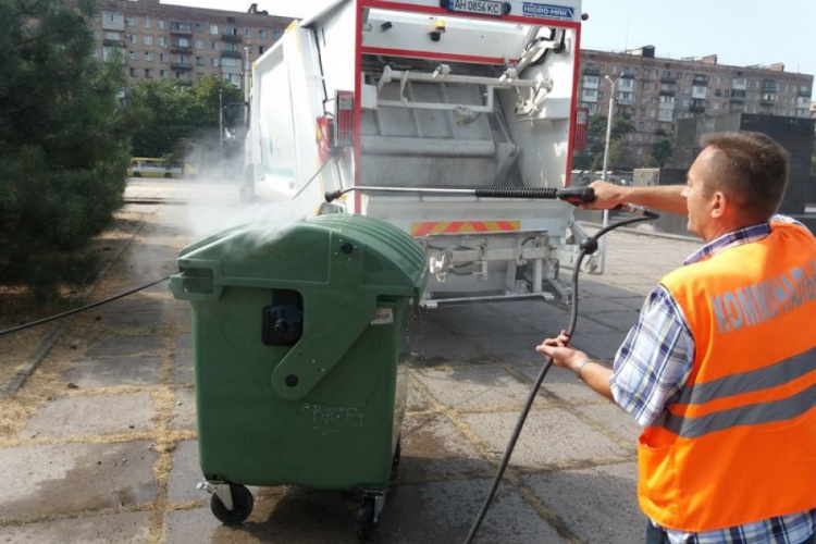 Новые мариупольские мусоровозы оборудованы функцией мойки (ФОТОФАКТ)