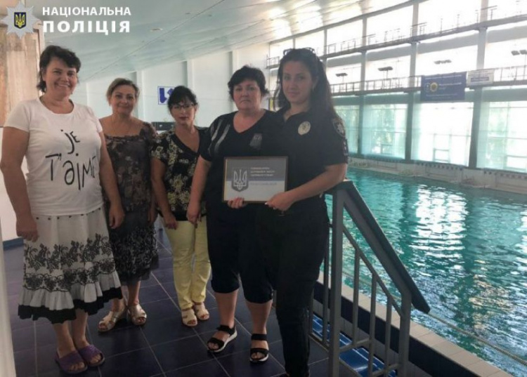 Плавательный бассейн в Мариуполе присоединился ко Всеукраинской кампании «Тонкая Синяя Линия» (ФОТО)