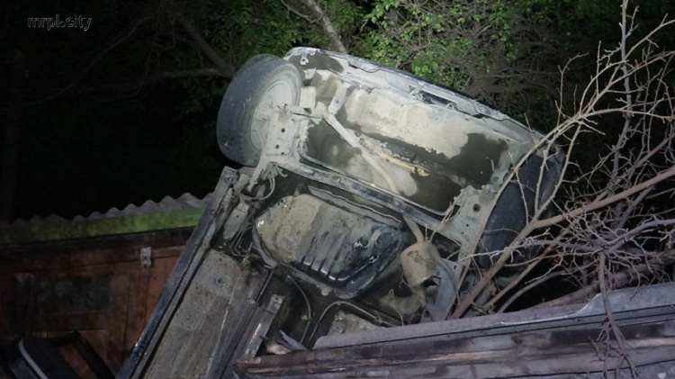 Стали известны подробности ДТП с автомобилем, вылетевшем на крышу дома в Мариуполе (ФОТО)