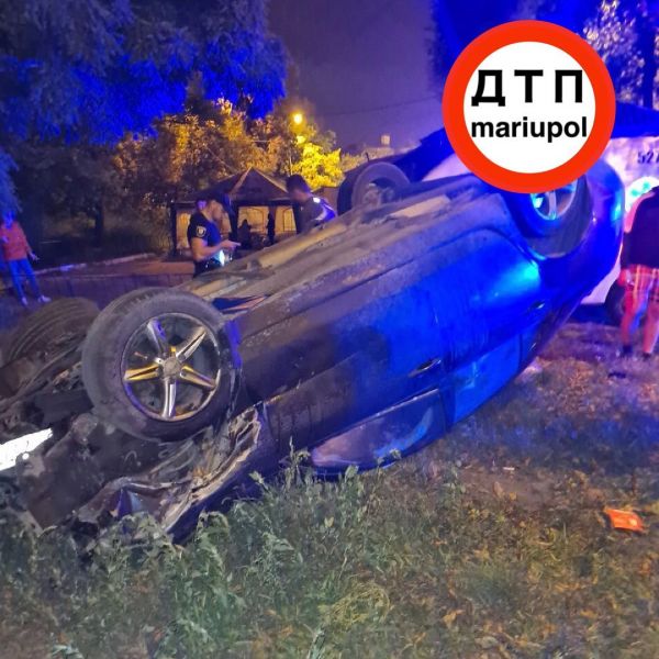 В Мариуполе в ДТП пострадали три человека, один автомобиль перевернулся. Виновник сбежал