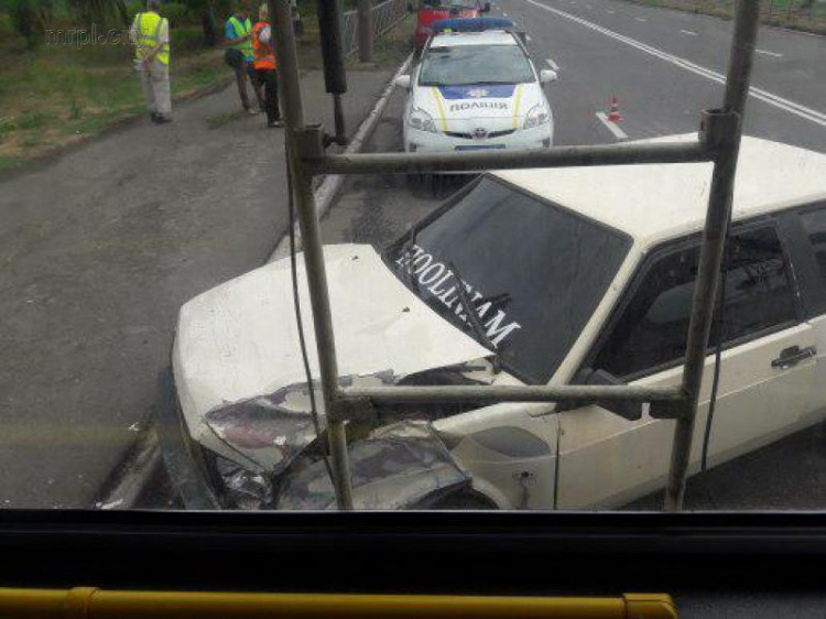 В Мариуполе легковушка протаранила троллейбус (ФОТО)