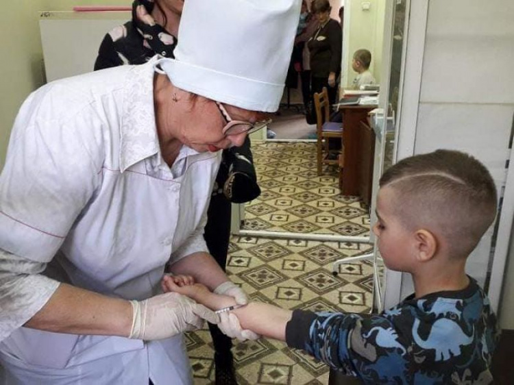 В мариупольском ЦПМСП от инфекционных заболеваний привито больше тысячи детей (ФОТО)