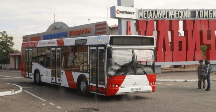 В Мариуполе неизвестные разбили окно коммунального автобуса (ВИДЕО)
