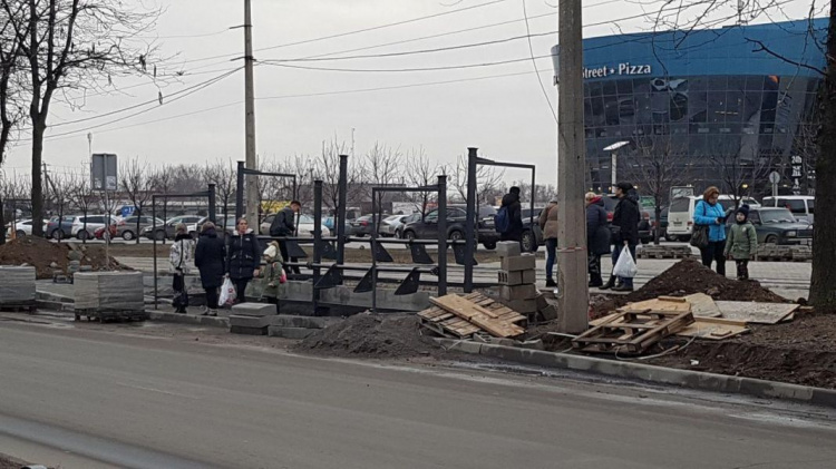 На оживленном участке дороги в Мариуполе монтируют остановку и забор (ФОТОФАКТ)