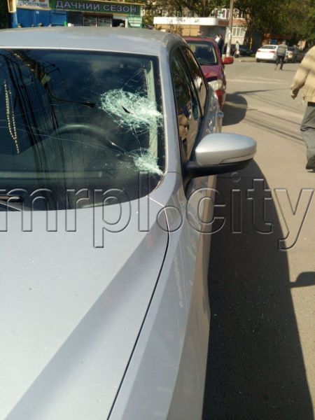 В центре Мариуполя нетрезвый мужчина топором разбивал автомобили (ДОПОЛНЕНО)