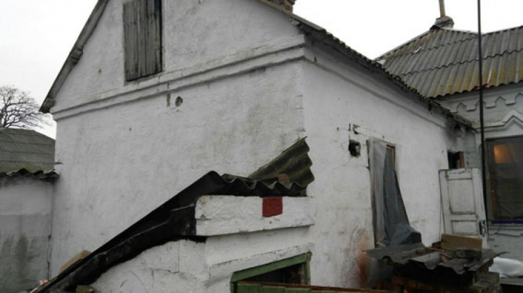 На окраине Мариуполя обстреляли частный сектор: есть разрушения, поврежден газопровод (ФОТО)