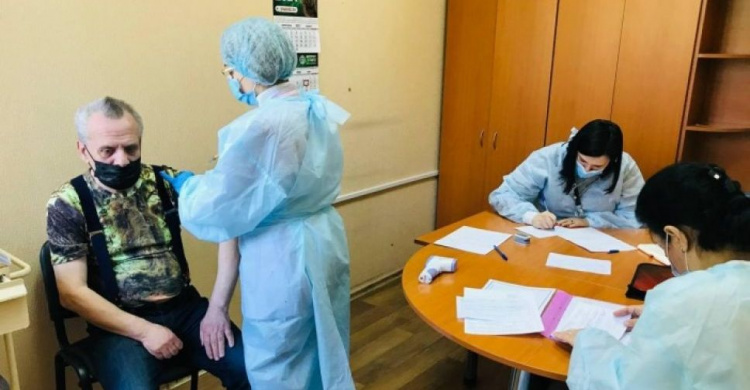 В Мариуполе от COVID-19 вакцинируют учителей и сотрудников МТТУ. Привиться могут все желающие