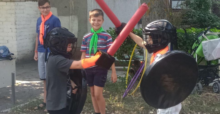 В Мариуполе детям объяснили, как выиграть в регби и что такое петанк (ФОТО)