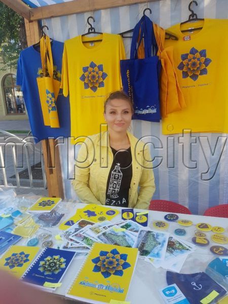 В центре Мариуполя устроили свадьбу, выставку и ярмарку в честь юбилея Независимости Украины