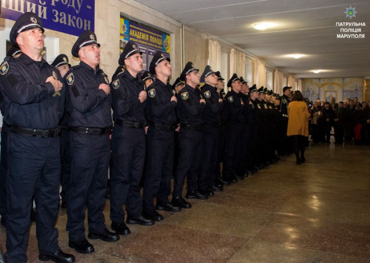 Новый выпуск патрульных заступил на службу в Мариуполе (ФОТО)