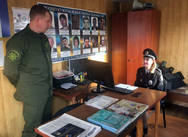 Молодые лейтенанты в Донецкой области получают служебное жилье