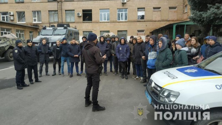 Задержание противника и полицейское оружие: мариупольская «Академия полиции» приняла будущих абитуриентов (ФОТО)