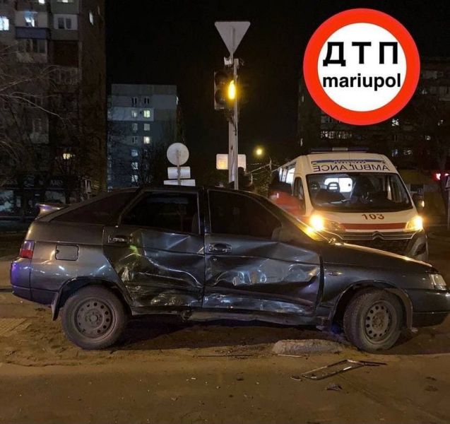 Опрокинулся от удара: в Мариуполе «ВАЗ» влетел в «Mercedes»