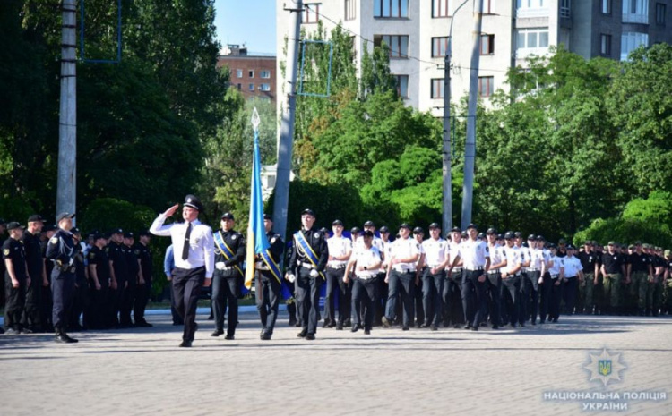 Большой выпуск мариупольской «Академии полиции»: 90 полицейских приняли присягу (ФОТО+ВИДЕО)