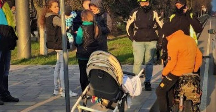 В Мариуполе скутерист сбил женщину с детьми. У грудного ребенка – черепно-мозговая травма (ДОПОЛНЕНО)