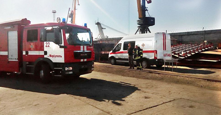 Стали известны подробности пожара на теплоходе в Мариуполе (ВИДЕО)