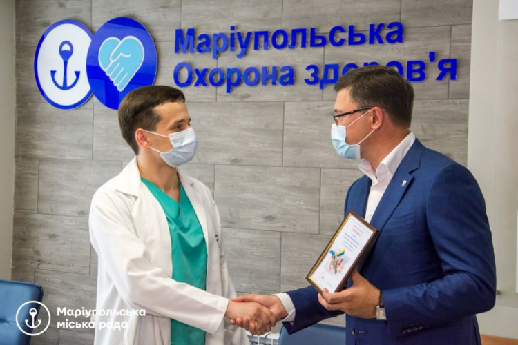 Подарок молодому хирургу: врач-интерн получил квартиру в Мариуполе (ФОТО)