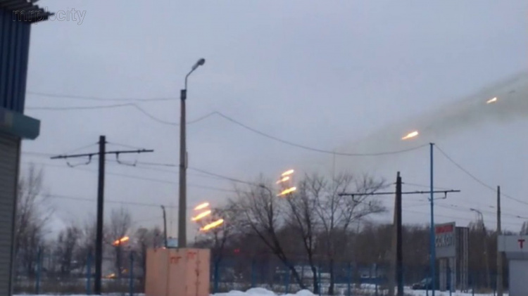 Донетчина: В сети появилось видео ночного обстрела со стороны Донецка по Авдеевке (ВИДЕО)