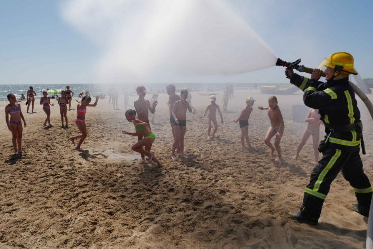 «Кобра» в море и холодный душ: в Мариуполе устроили необычный праздник