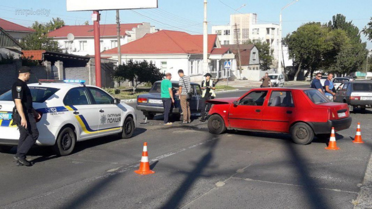 В центре Мариуполя столкнулись автомобили: есть пострадавший (ФОТО)